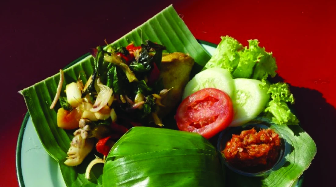 Pepes Ayam Goreng Gulapadi dengan nasi timbel, lalaban dan sambal